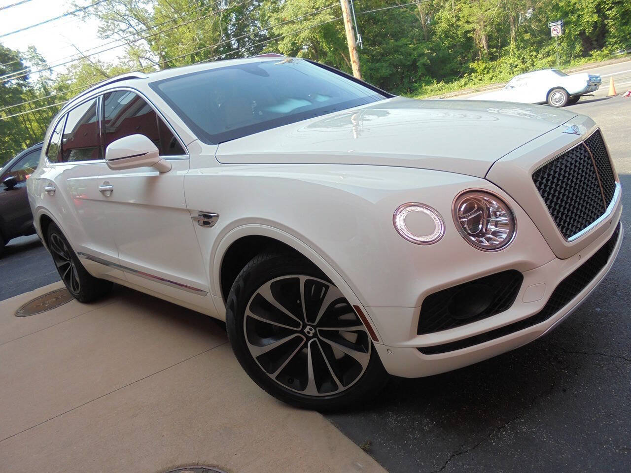 Used 2019 Bentley Bentayga AWD/4WD image 2