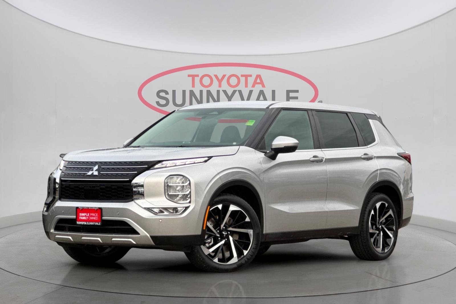 Used 2024 Mitsubishi Outlander SE image 2