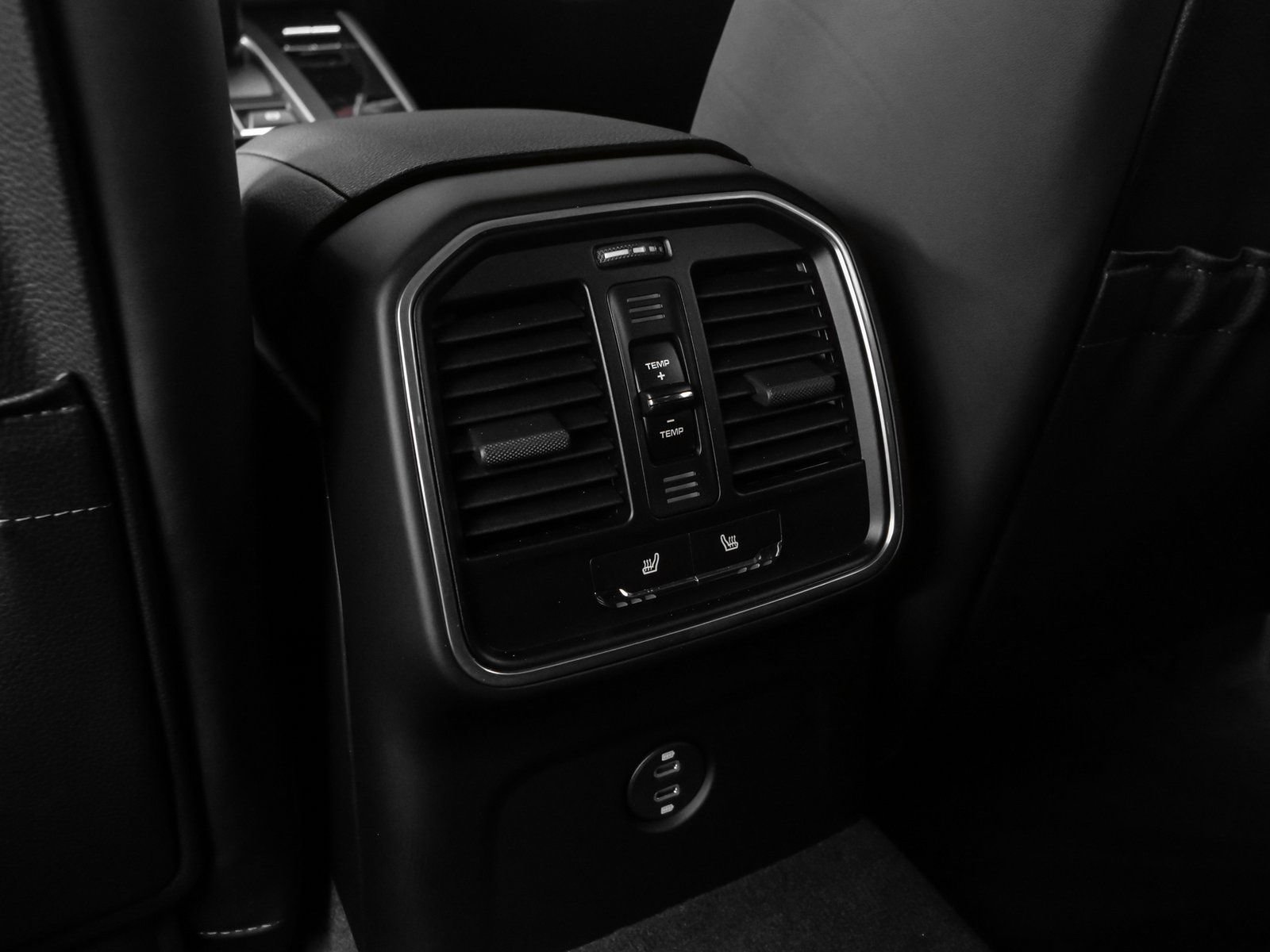 Certified 2025 Porsche Macan AWD/4WD image 34