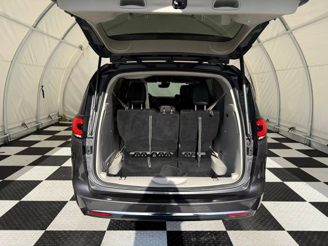 Used 2022 Chrysler Pacifica Touring-L image 17