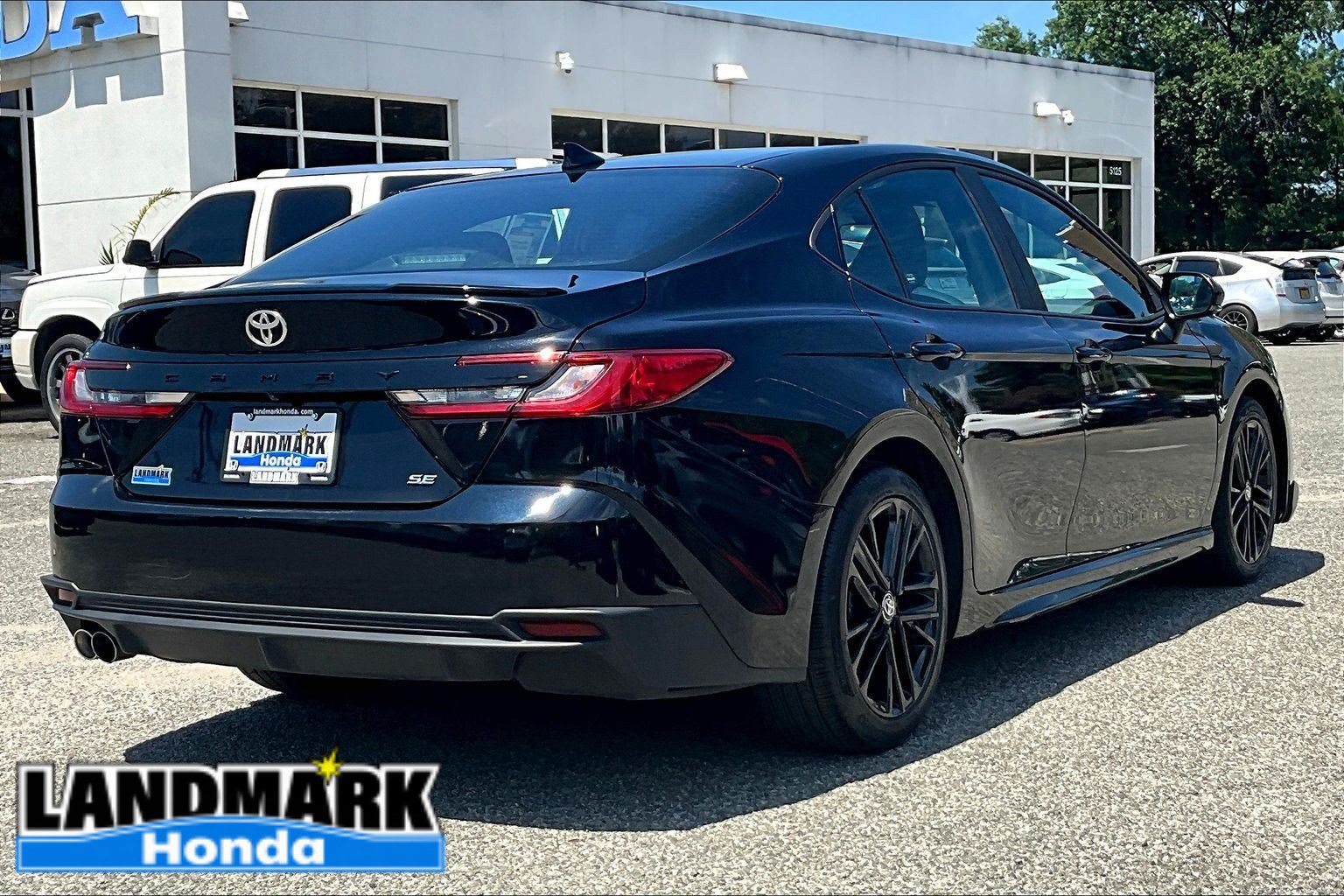 Used 2025 Toyota Camry SE FWD image 2