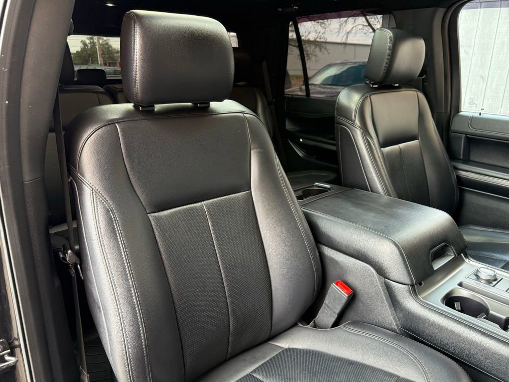 Used 2019 Ford Expedition XLT w/ Equipment Group 202A AWD/4WD image 23