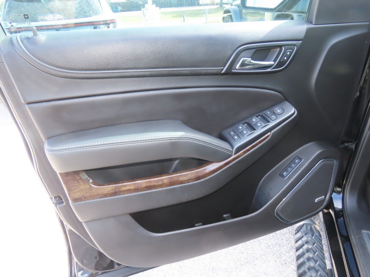 Used 2018 Chevrolet Tahoe LT w/ Z71 Midnight Edition AWD/4WD image 25