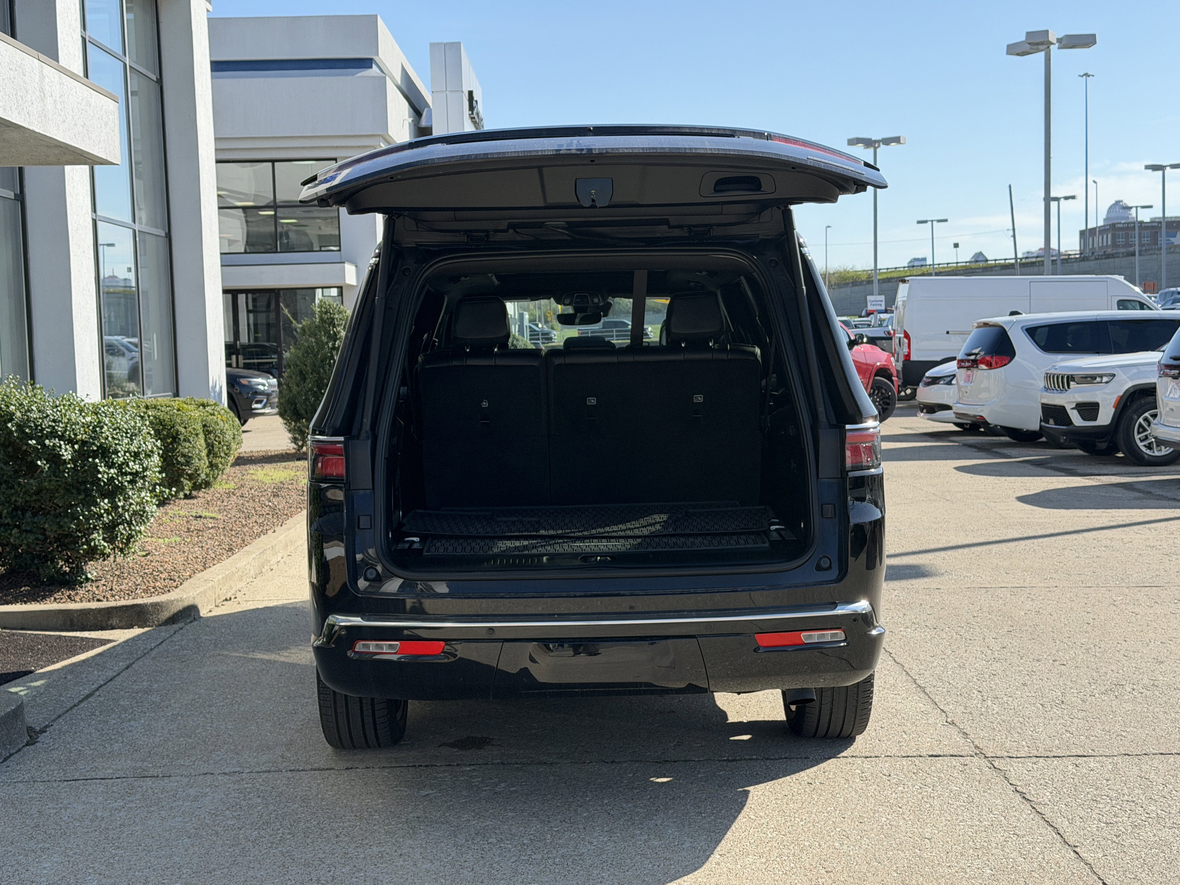 Used 2024 Jeep Wagoneer L Series III w/ Premium Group I image 9