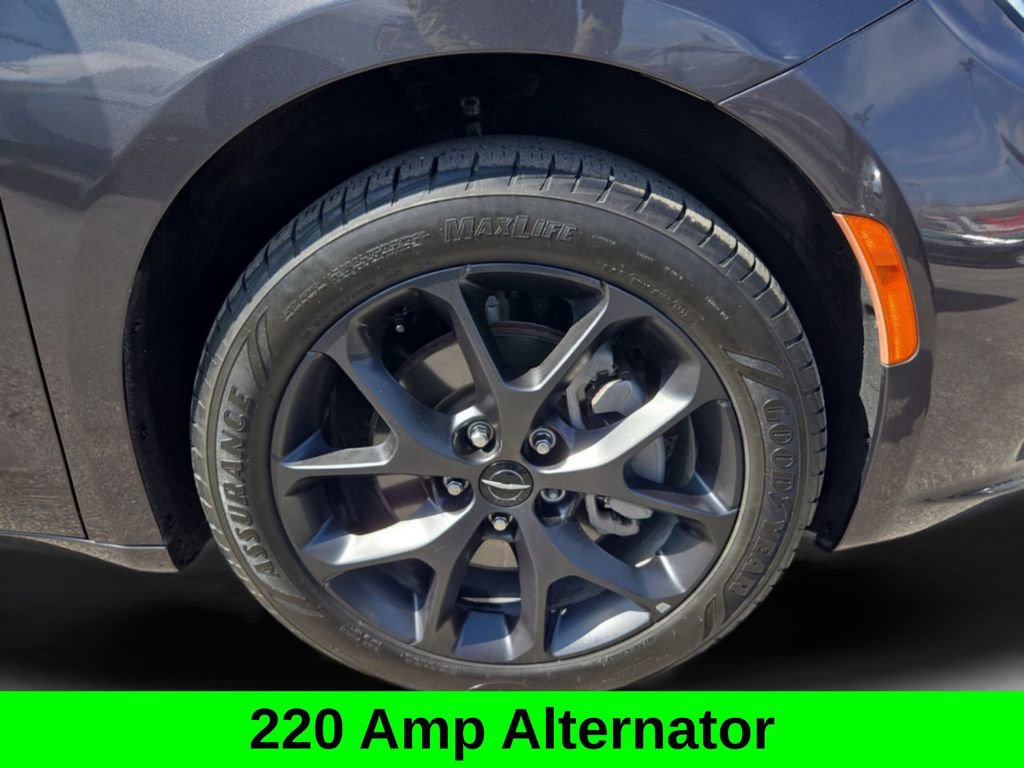 Used 2021 Chrysler Pacifica Touring w/ Uconnect Theater Family Group image 10