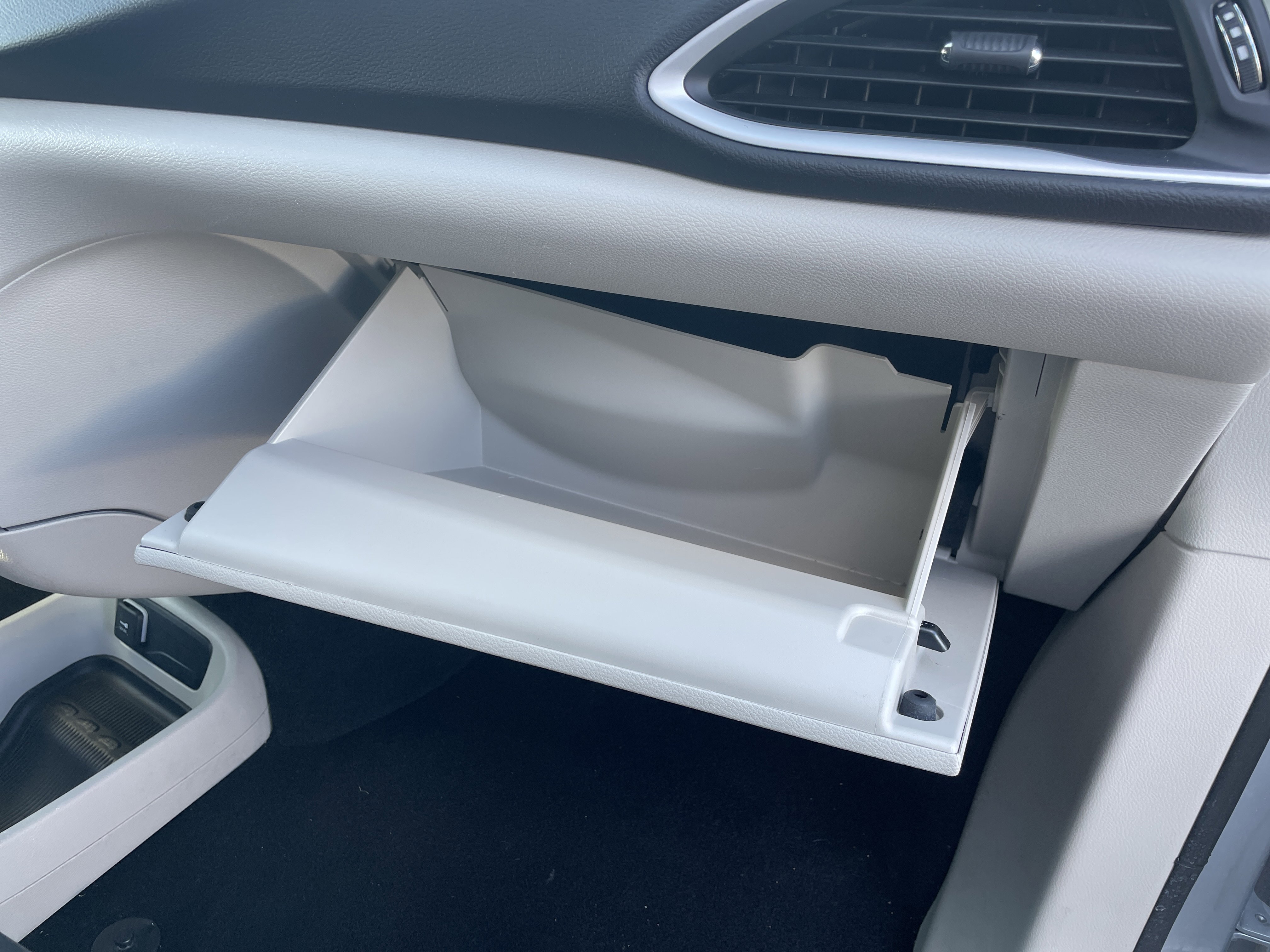 Used 2024 Chrysler Pacifica Touring-L image 43