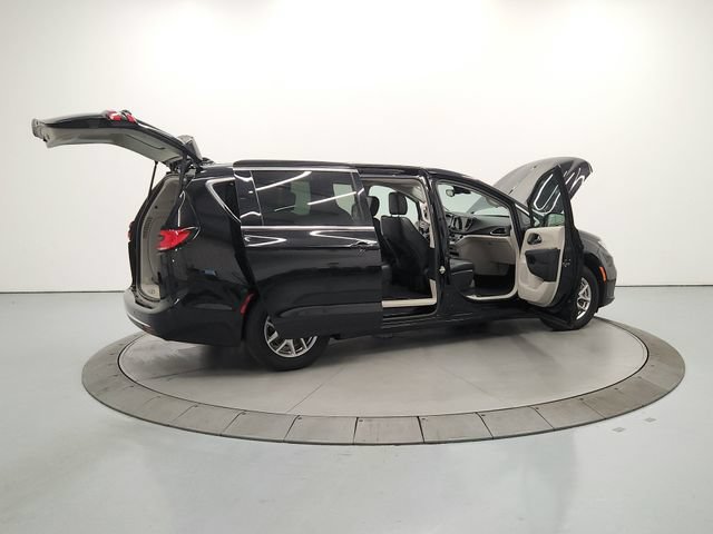 Used 2024 Chrysler Pacifica Touring-L FWD image 16
