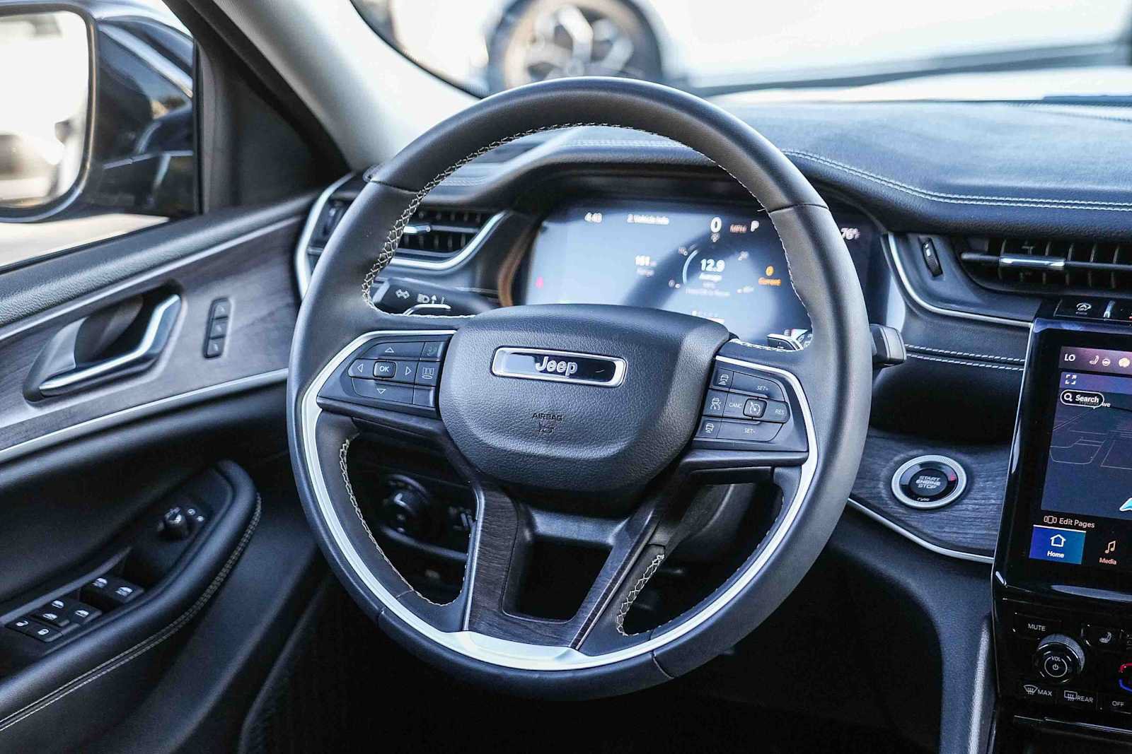 Used 2023 Jeep Grand Cherokee L Limited RWD image 15