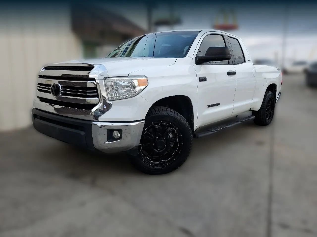 Used 2016 Toyota Tundra SR5 RWD image 2