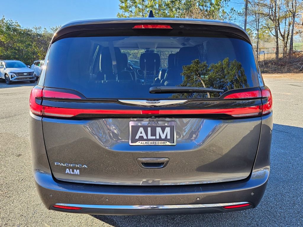 Used 2023 Chrysler Pacifica Touring-L image 12