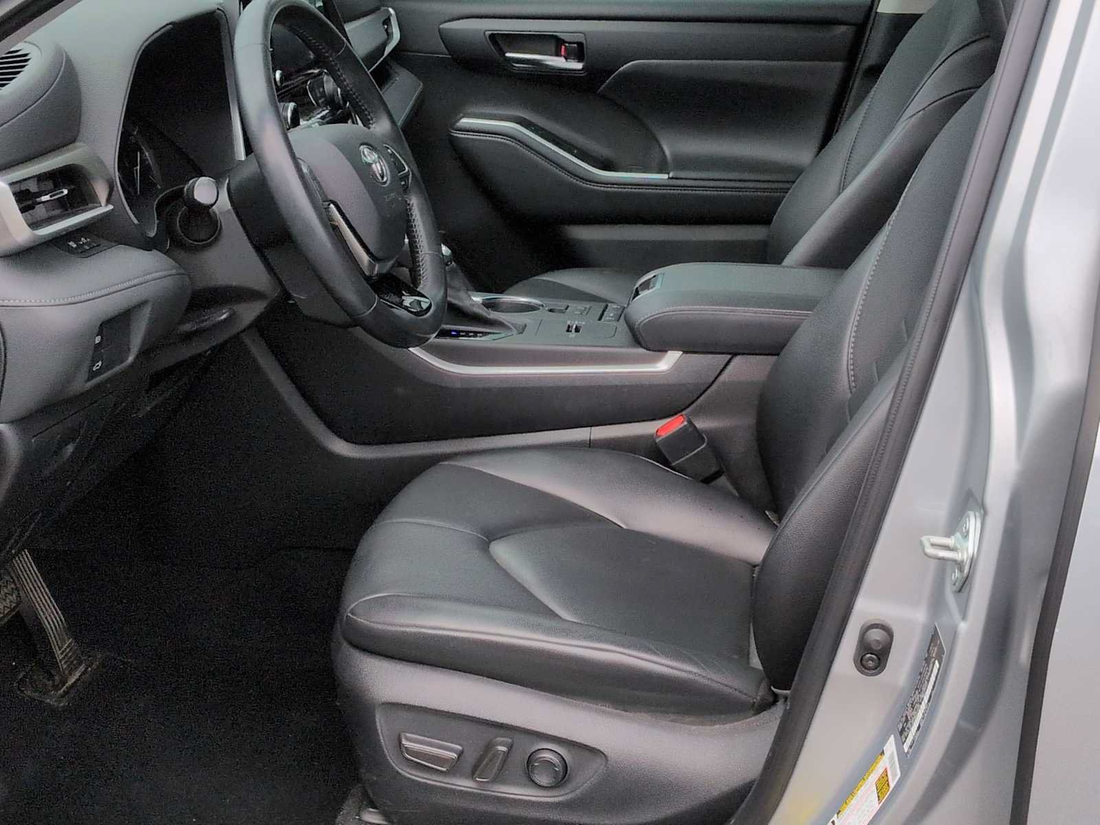 Used 2021 Toyota Highlander XLE FWD image 17
