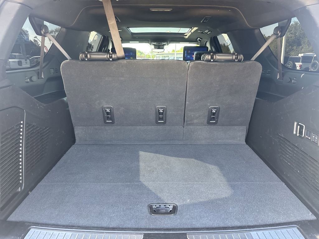 Used 2025 Chevrolet Suburban Premier AWD/4WD image 22