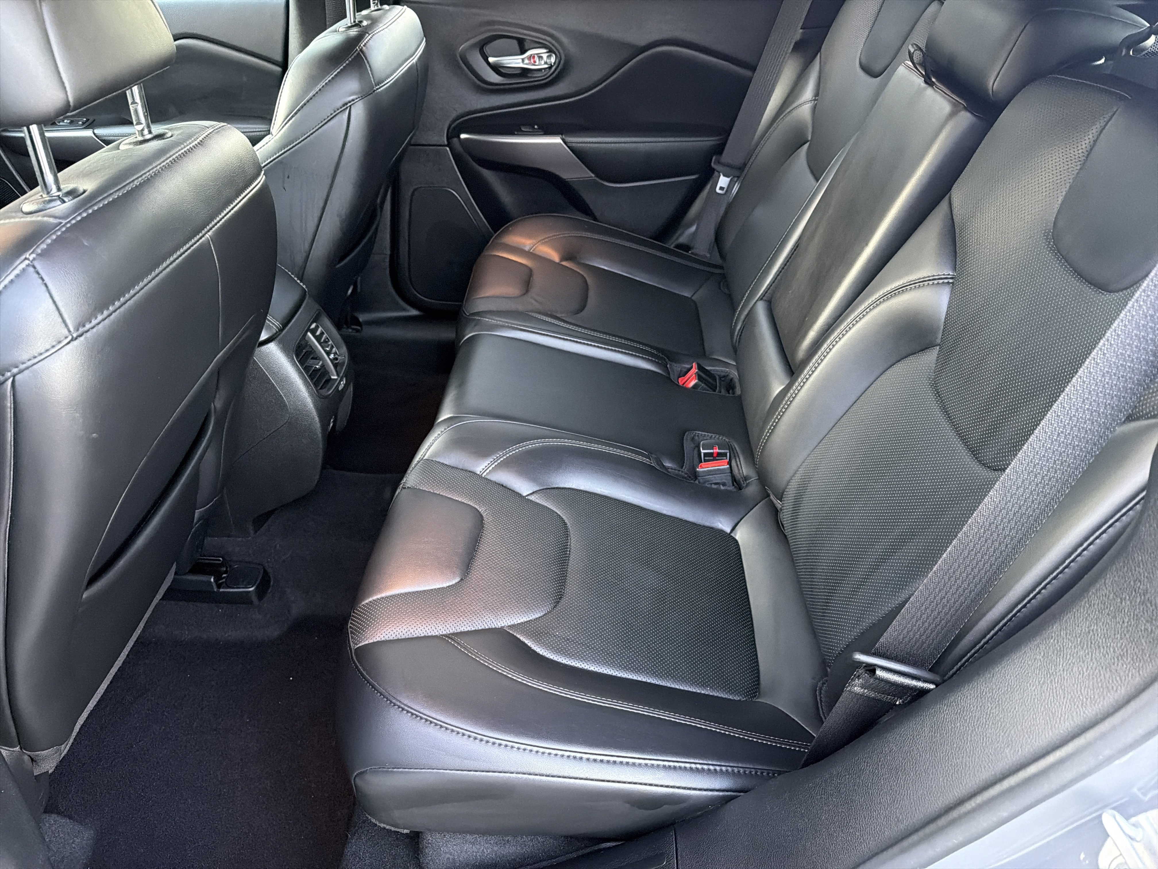 Used 2021 Jeep Cherokee Latitude Lux w/ Sun & Sound Group image 21