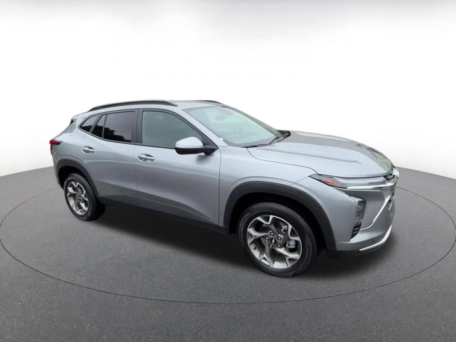 Used 2025 Chevrolet Trax LT FWD image 2