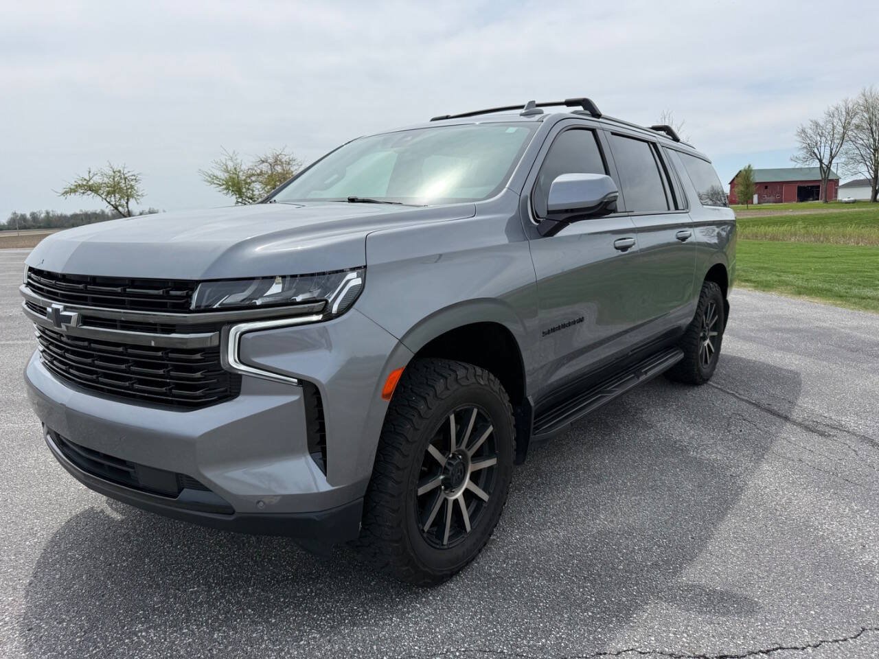 Used 2021 Chevrolet Suburban RST w/ Luxury Package AWD/4WD image 2