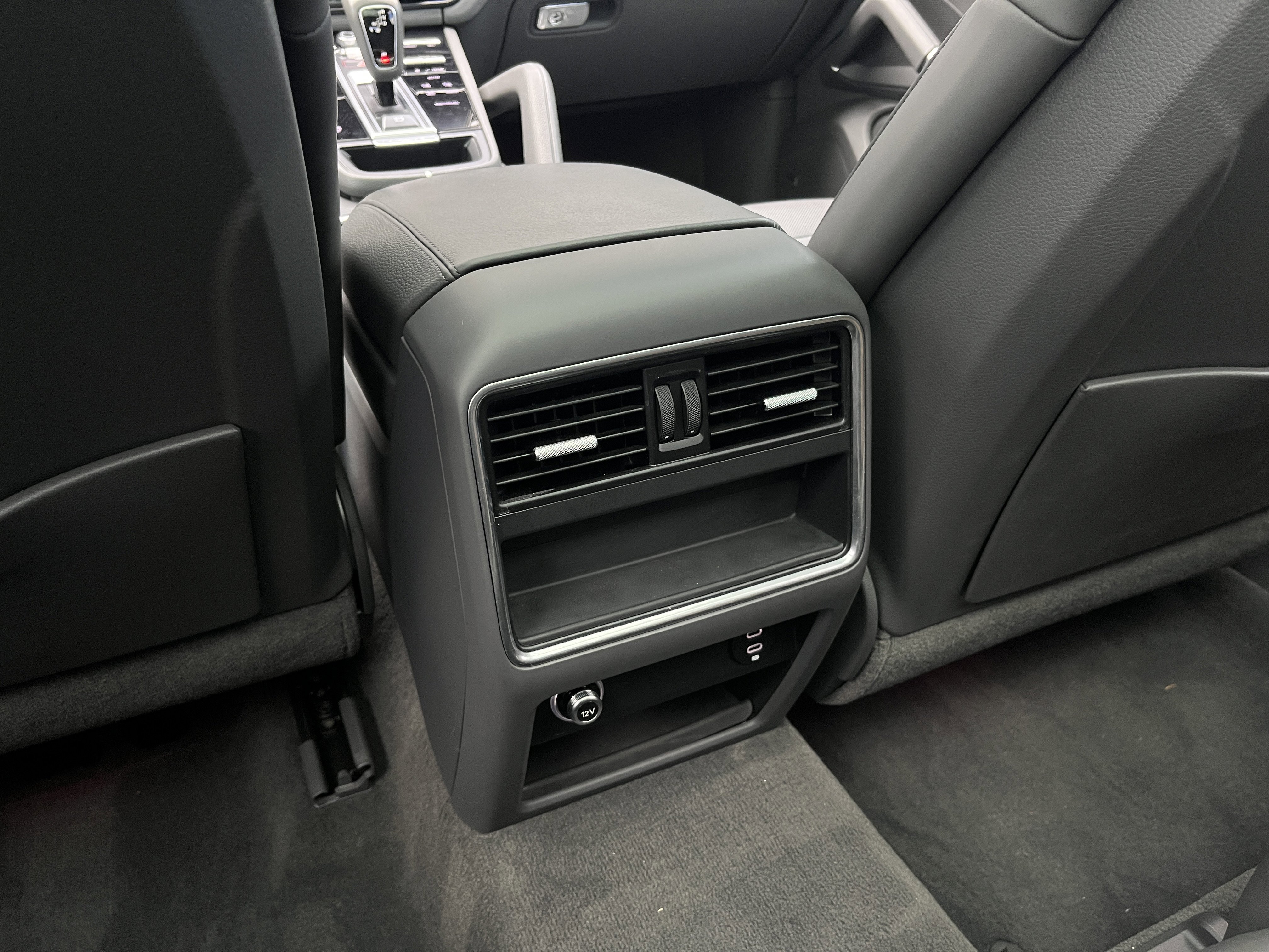 Certified 2022 Porsche Cayenne Platinum Edition image 24