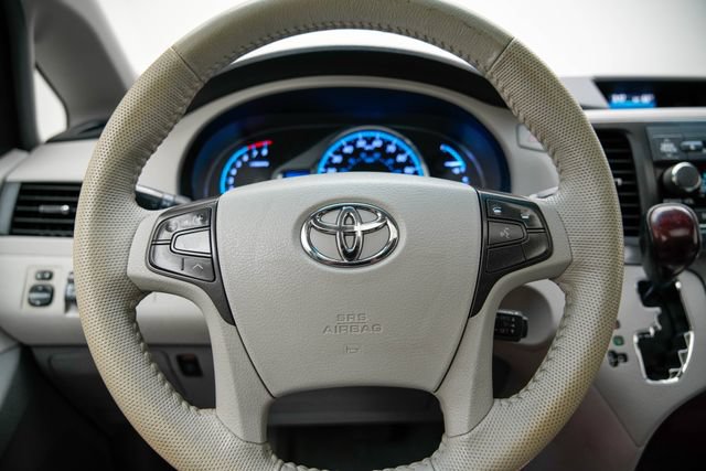 Used 2014 Toyota Sienna XLE FWD image 25
