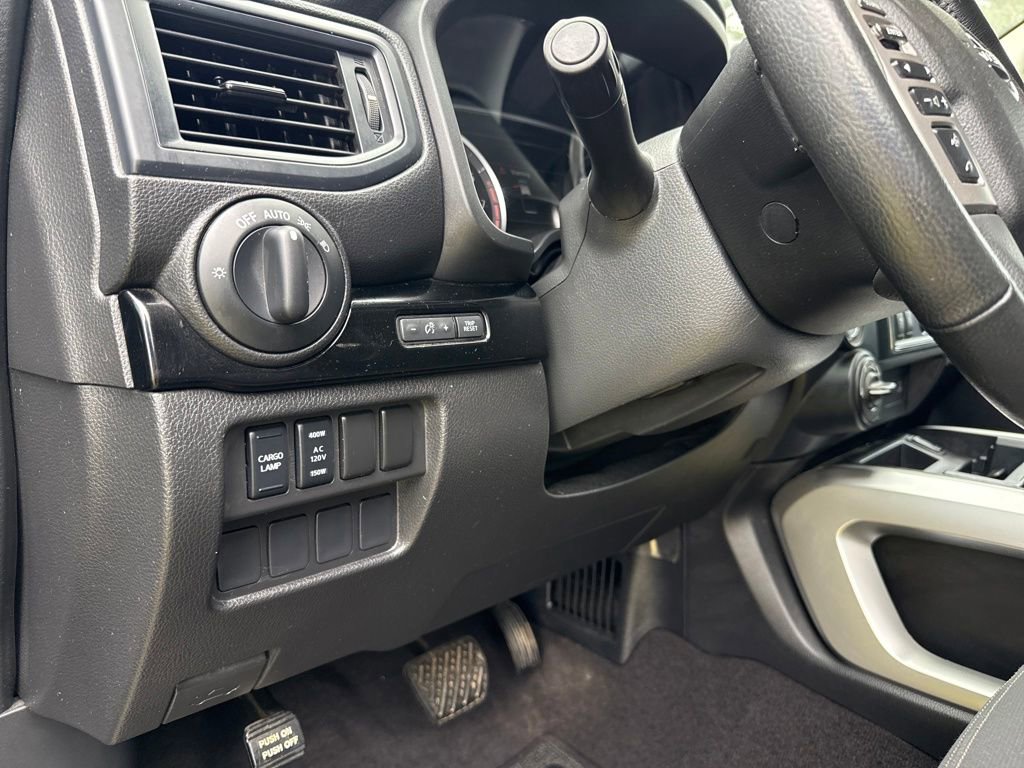 Used 2023 Nissan Titan SV w/ SV Convenience Package image 18