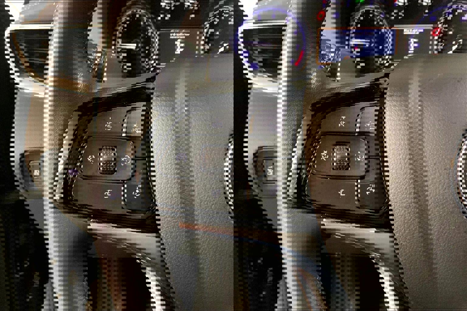 Used 2023 Buick Enclave Essence image 18