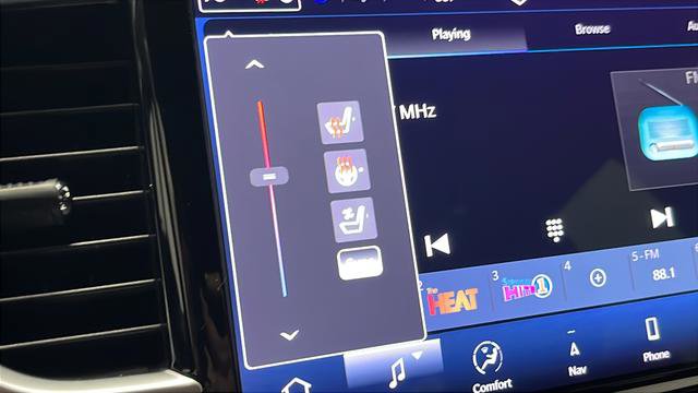 Used 2025 Chrysler Pacifica Limited image 13