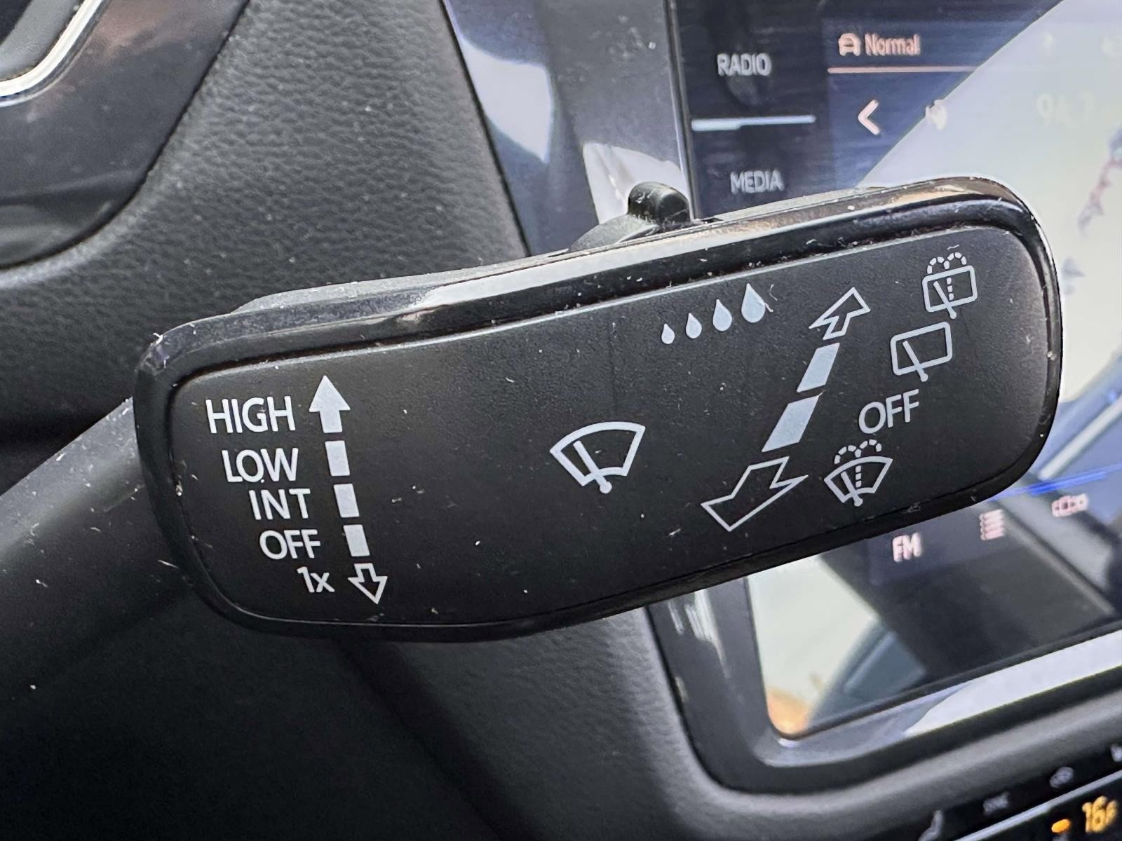Used 2022 Volkswagen Tiguan SE w/ Panoramic Sunroof Package AWD/4WD image 31
