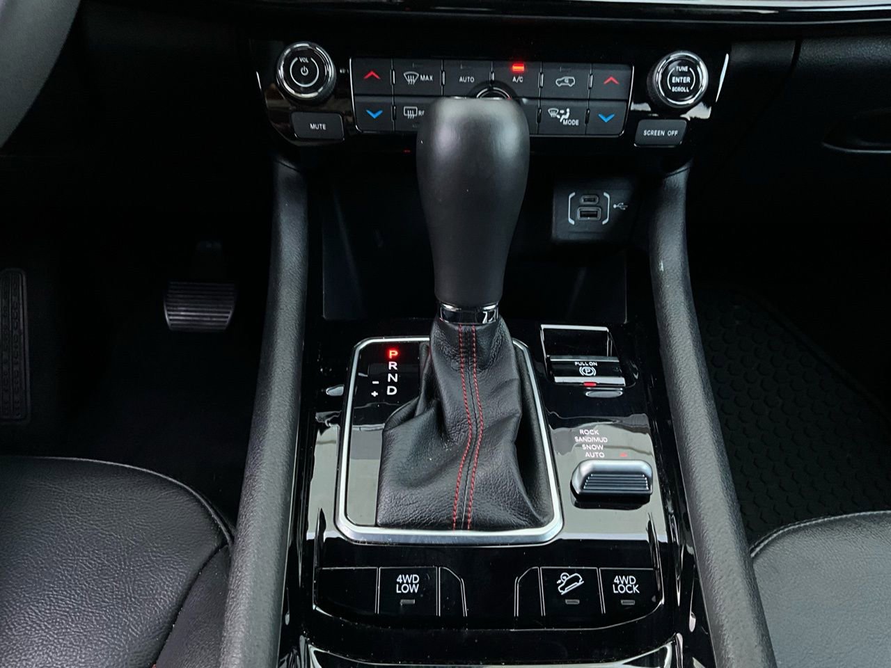 Used 2025 Jeep Compass Trailhawk image 24