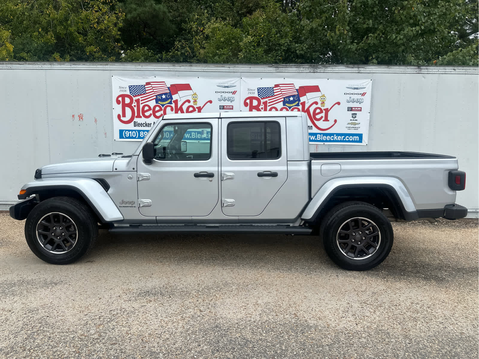 Used 2023 Jeep Gladiator Overland AWD/4WD image 7