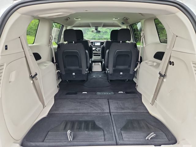 Used 2022 Chrysler Voyager LX FWD image 33