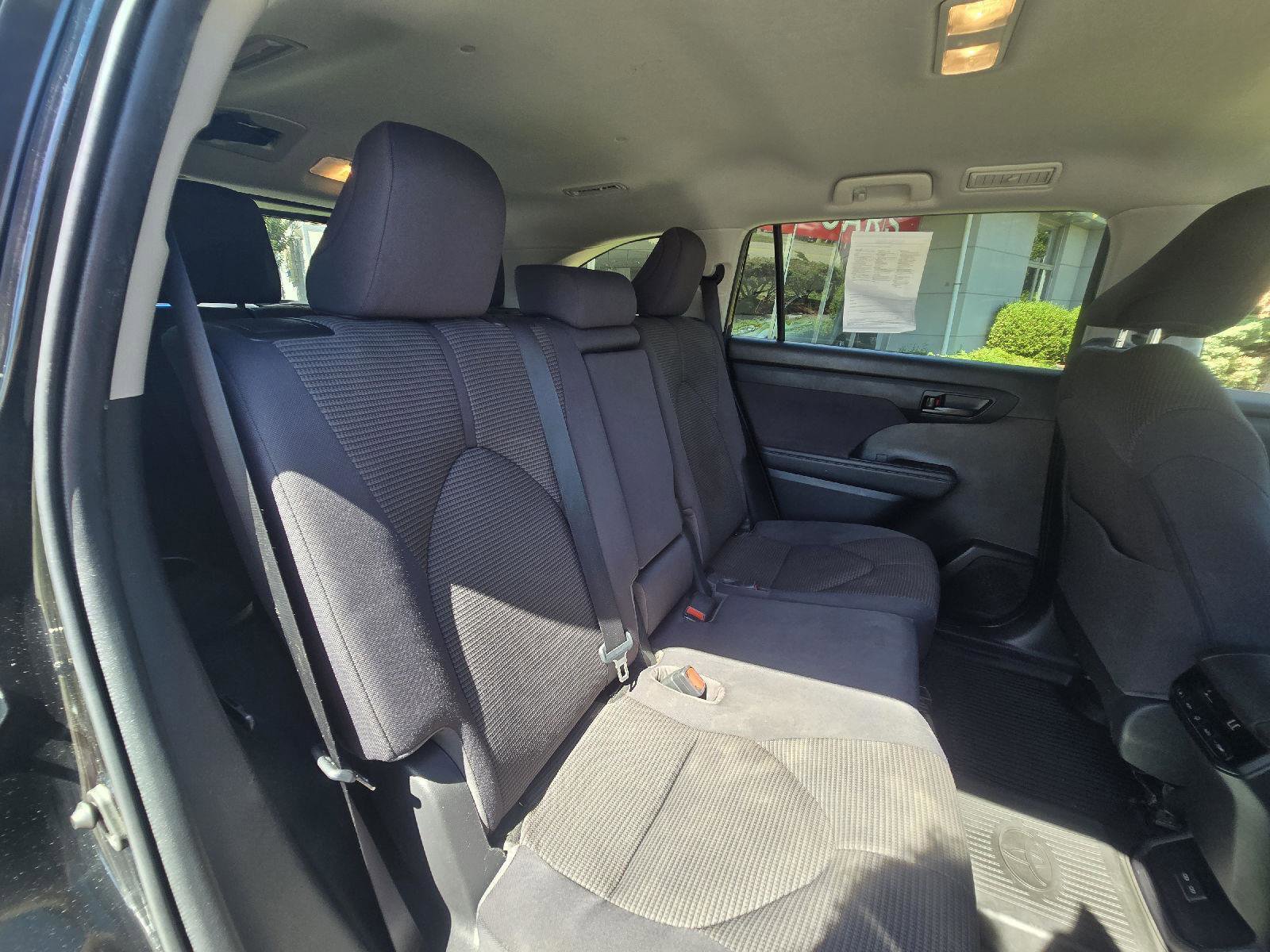 Used 2022 Toyota Highlander LE image 19