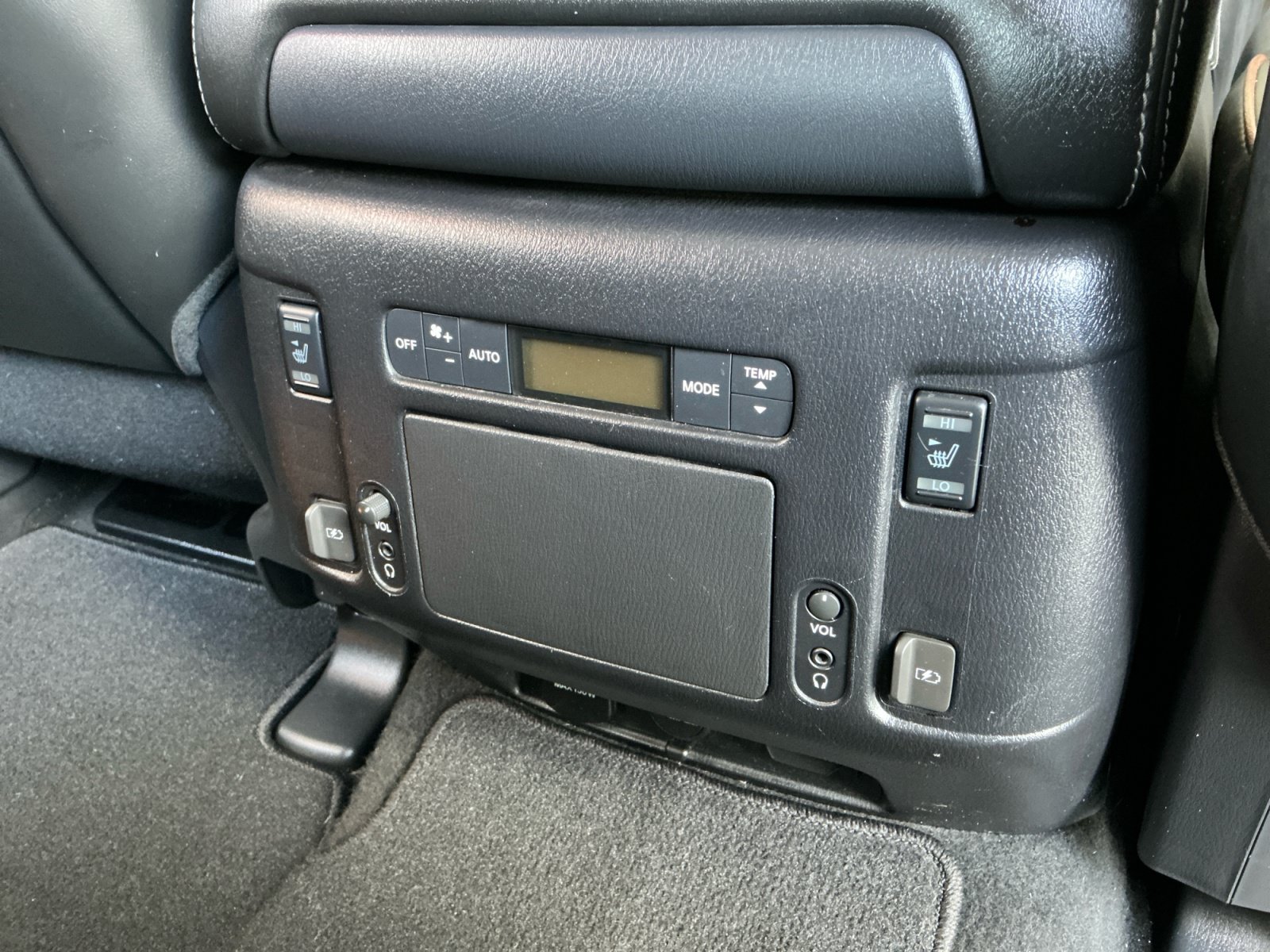 Used 2020 Nissan Armada Platinum w/ Captain's Chairs Package RWD image 32