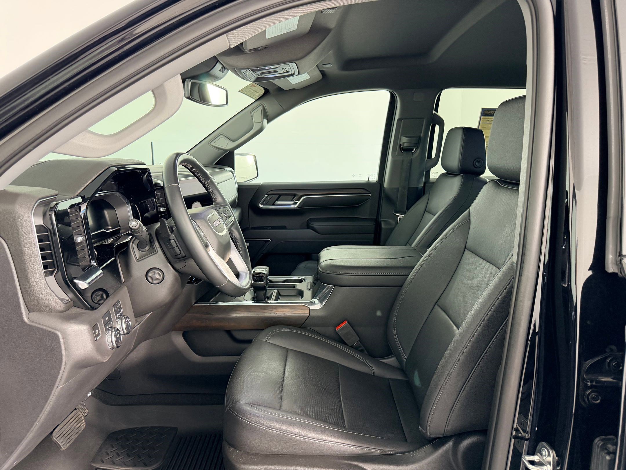 Used 2023 GMC Sierra 1500 SLT w/ SLT Premium Plus Package AWD/4WD image 5