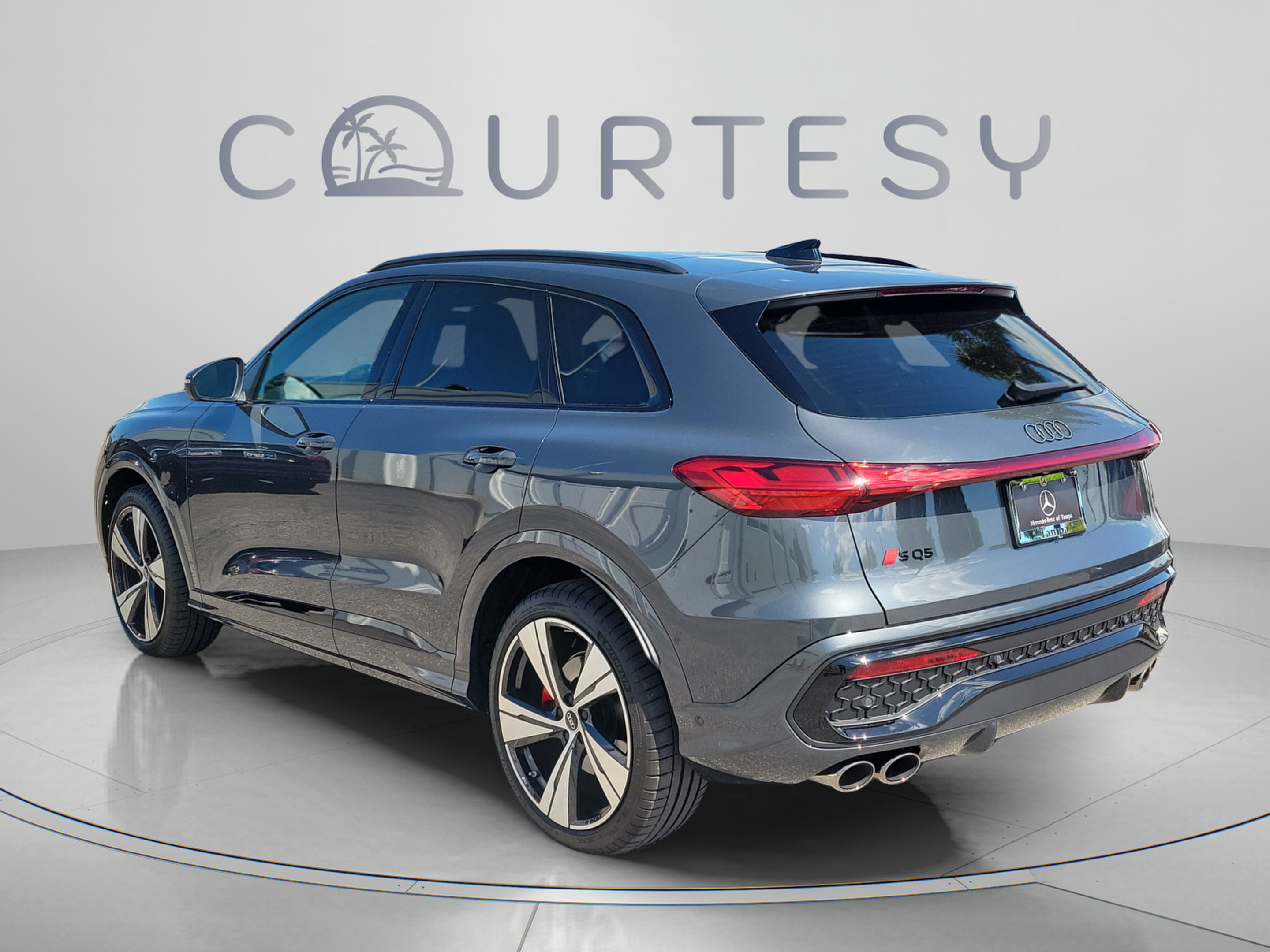 Used 2025 Audi SQ5 Prestige AWD/4WD image 2