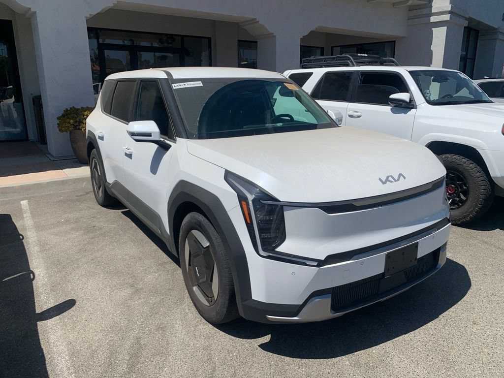 Certified 2024 Kia EV9 Light Long Range RWD image 4