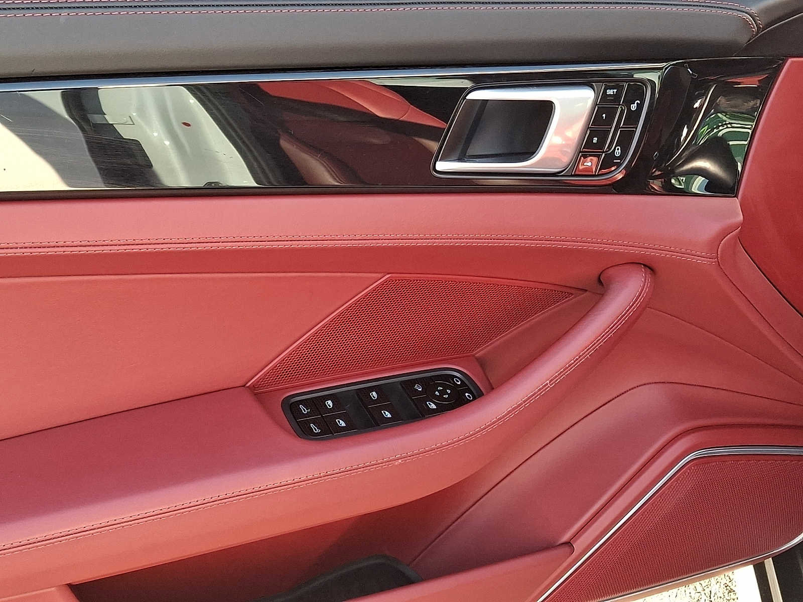 Used 2018 Porsche Panamera 4 image 8