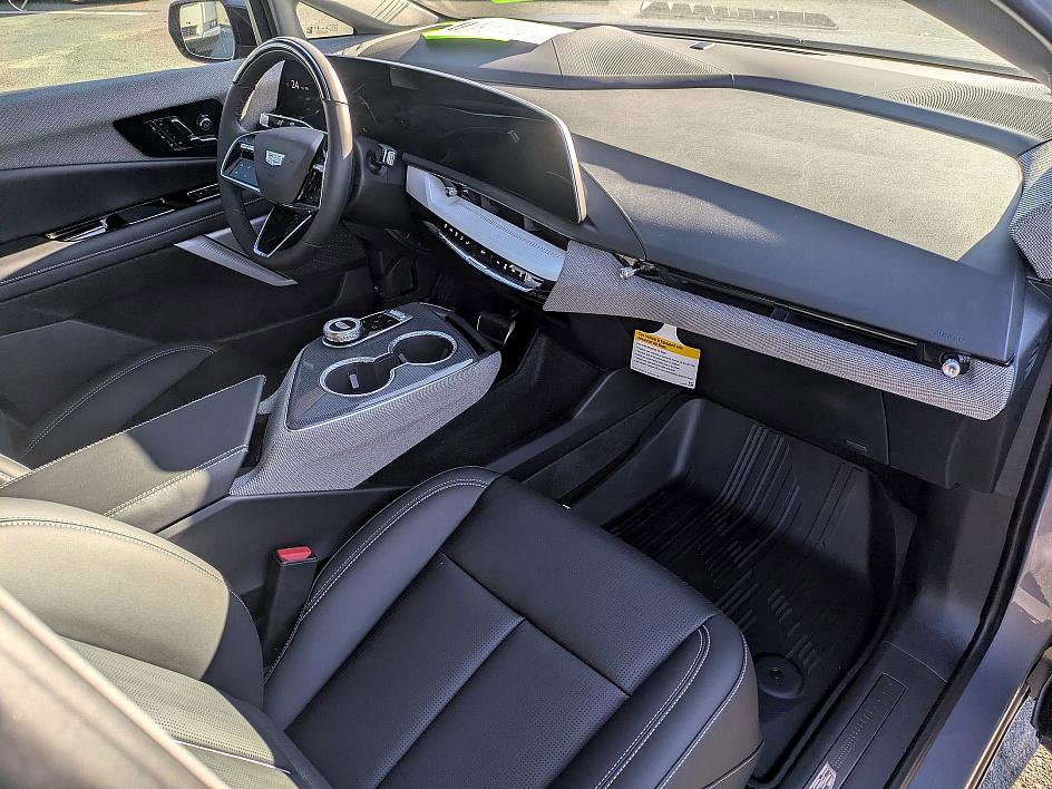 New 2026 Cadillac Optiq Luxury 2 image 28