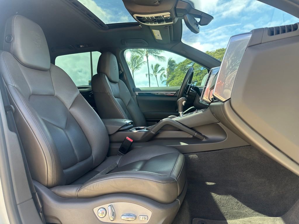 Used 2018 Porsche Cayenne Platinum Edition w/ Premium Package image 9