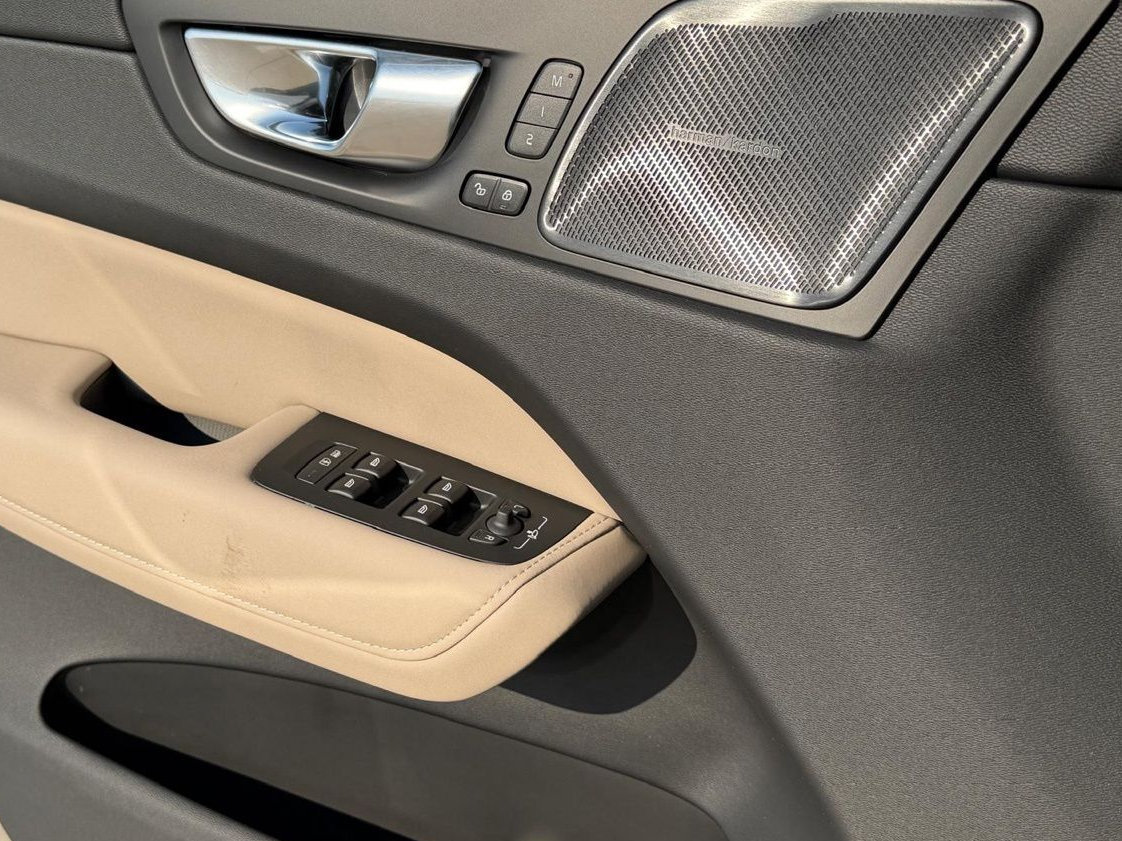 New 2027 Volvo XC60 B5 Plus AWD/4WD image 12