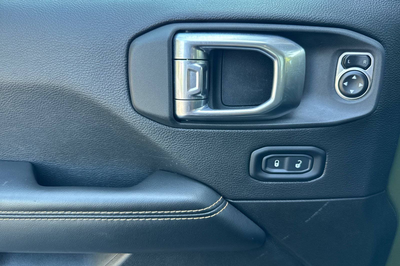 Used 2024 Jeep Wrangler Unlimited Sahara AWD/4WD image 10