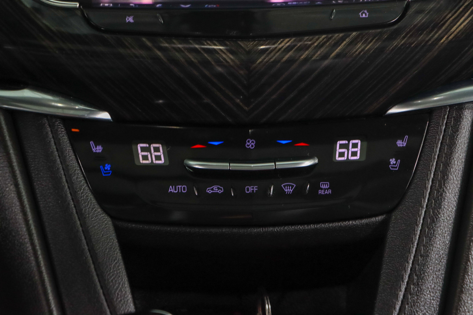 Used 2023 Cadillac XT6 Premium Luxury w/ Technology Package FWD image 20