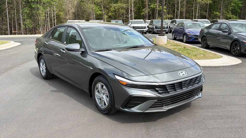 New 2026 Hyundai Elantra SE video 3