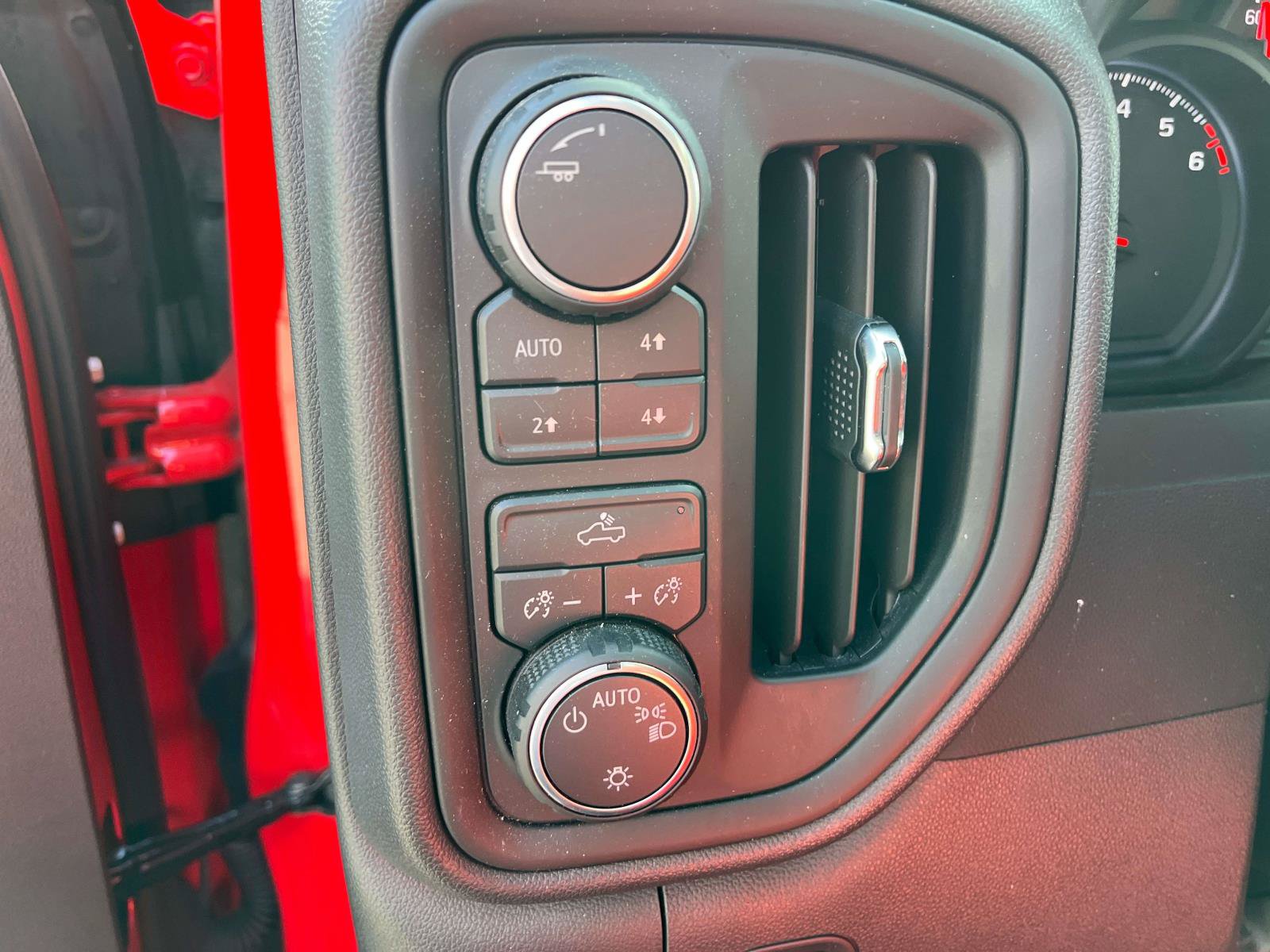 Used 2026 Chevrolet Silverado 1500 Custom Trail Boss w/ LPO, Dark Essentials Package AWD/4WD image 29