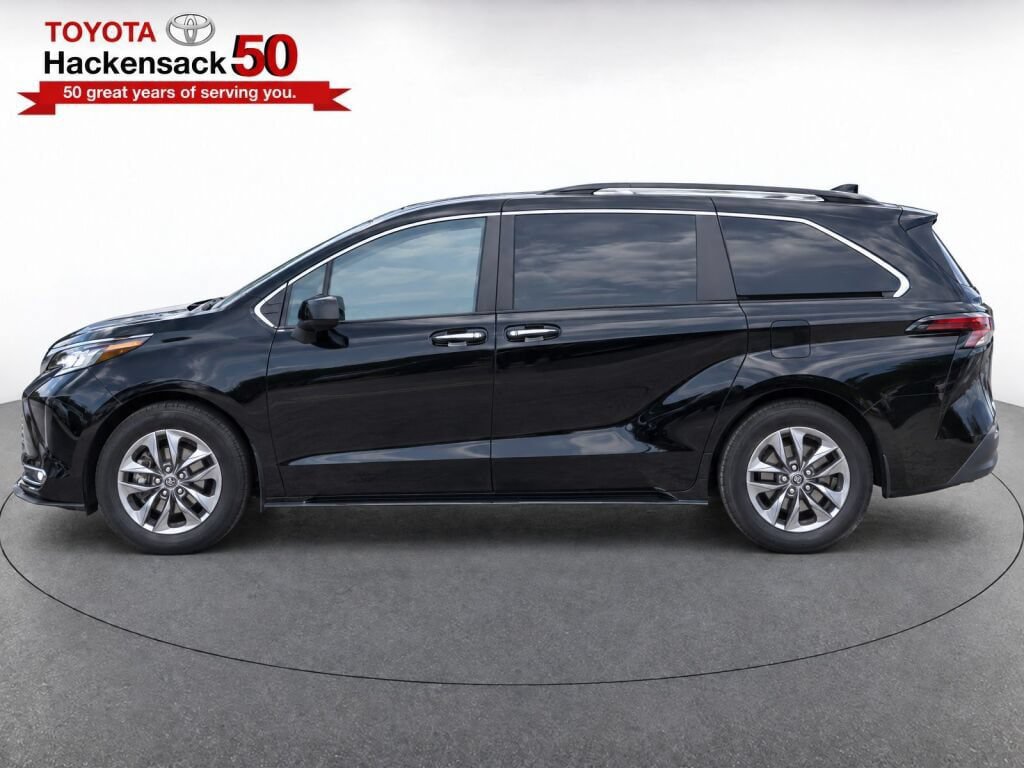 Used 2026 Toyota Sienna XLE FWD image 6