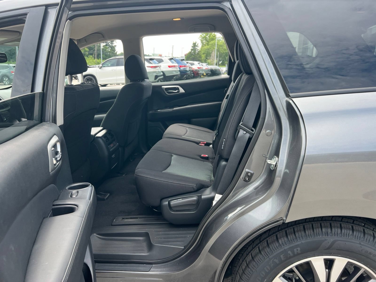 Used 2020 Nissan Pathfinder SV FWD image 28