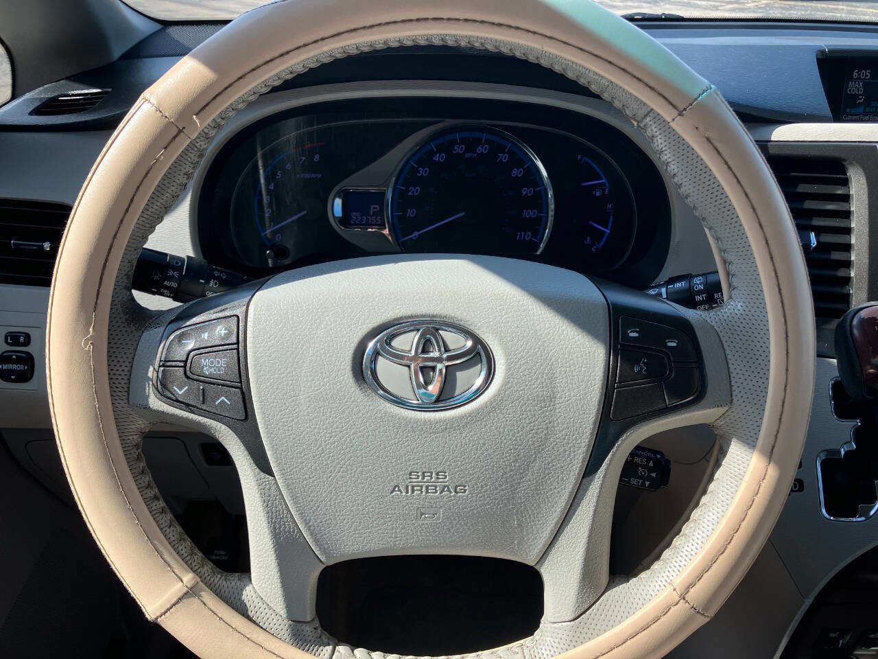 Used 2012 Toyota Sienna XLE FWD image 17