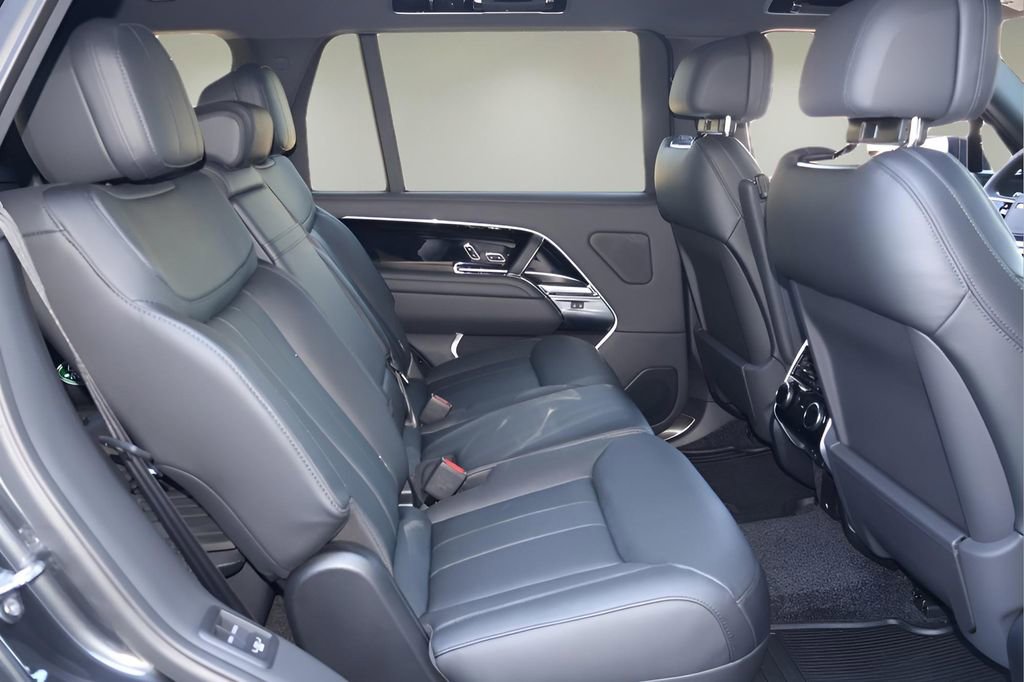 New 2026 Land Rover Range Rover Long Wheelbase SE image 17