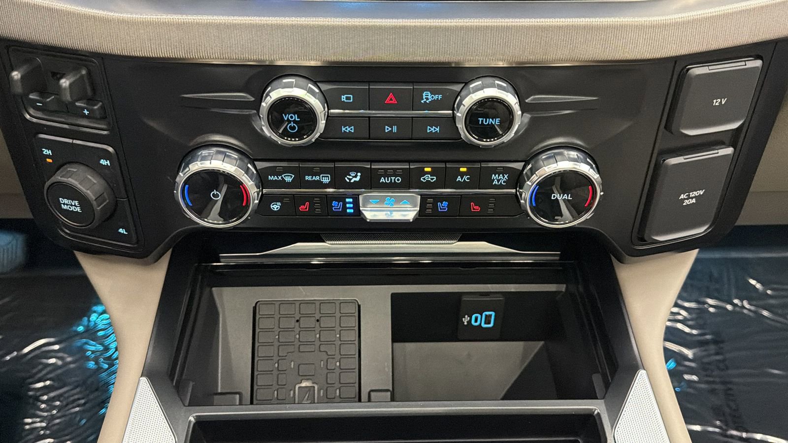 Used 2026 Ford F450 Platinum w/ Platinum Plus Package image 25