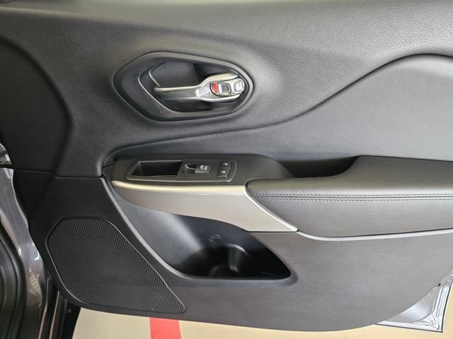 Used 2018 Jeep Cherokee Overland w/ Technology Group AWD/4WD image 34