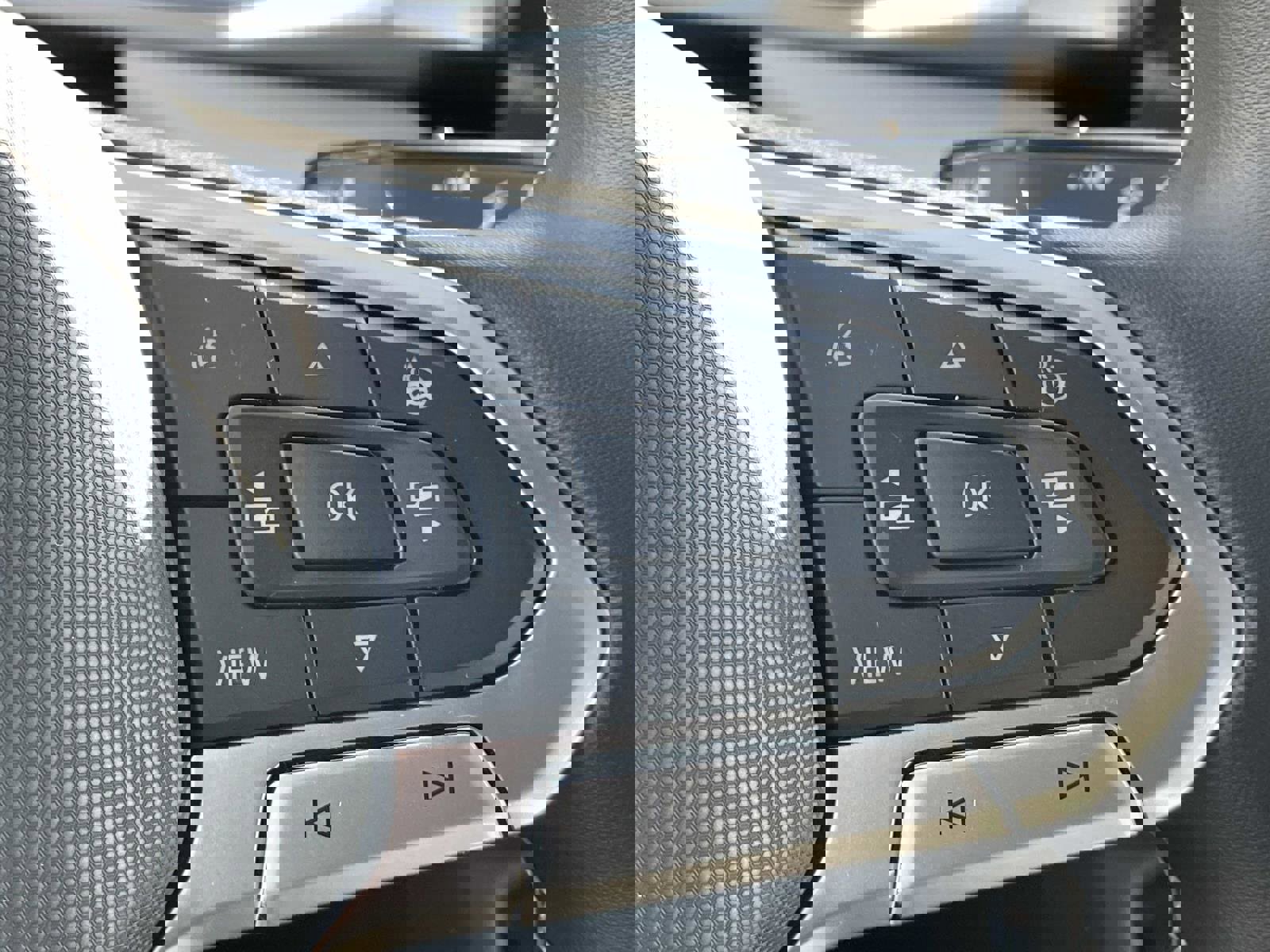 Certified 2025 Volkswagen Taos SE w/ Black Wheel Package FWD image 21