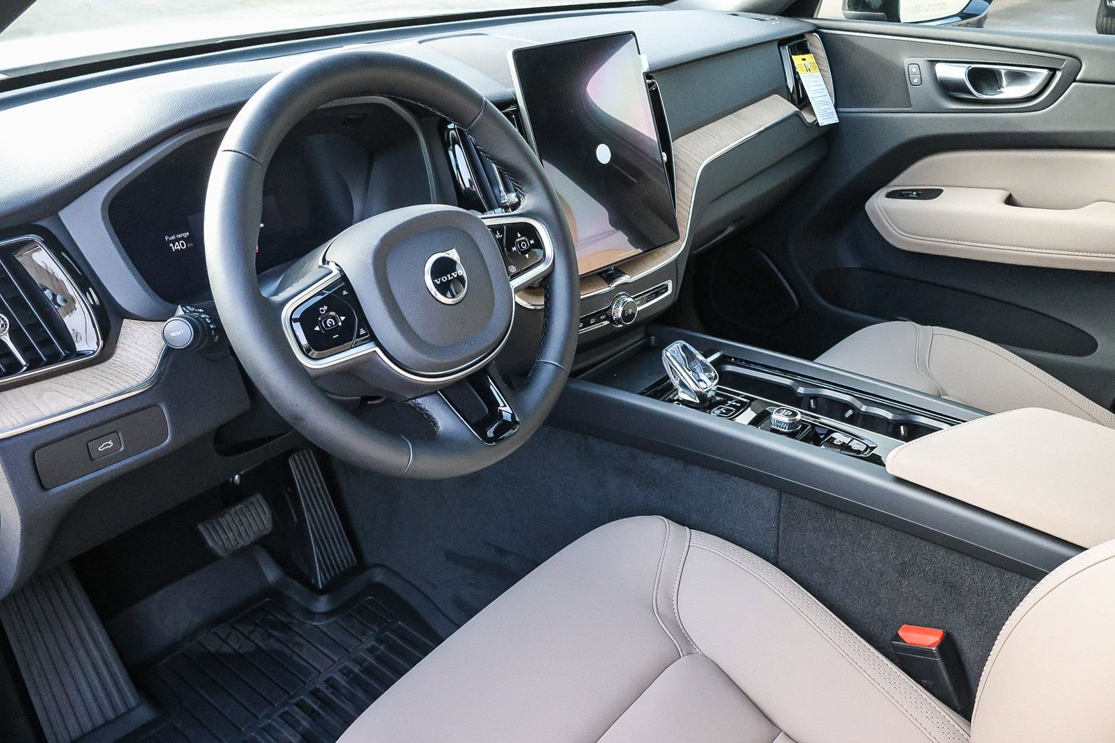 New 2026 Volvo XC60 B5 Plus w/ Climate Package image 28