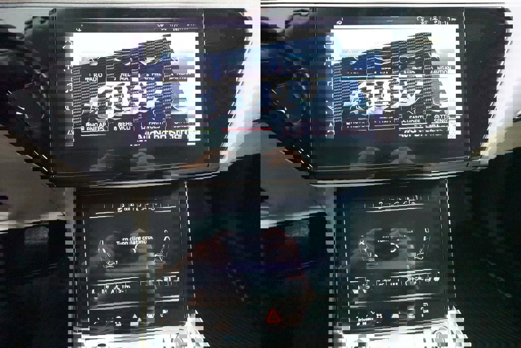 Used 2024 Audi Q8 e-tron Premium Plus w/ Premium Plus Package image 16